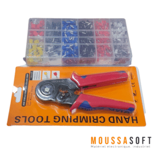 Image d'un kit d'outils de sertissage de ferrules, comprenant une pince à sertir auto-ajustable et 1200 embouts de fils. La pince est en train de serrer un embout de fil isolé. Le kit est livré dans un étui de transport pratique pour un rangement facile et un transport sûr.