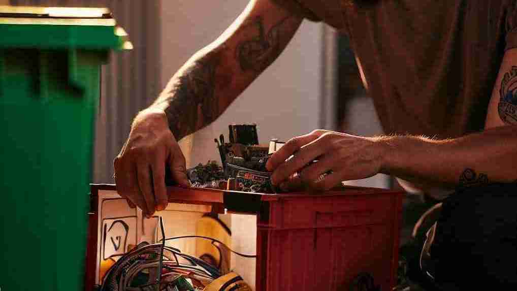 un projet électronique avec un bac de recyclage ou une source d’énergie renouvelable en arrière-plan