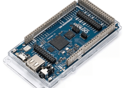De plus, la carte Giga R1 WiFi dispose de 76 entrées-sorties, ce qui offre une grande flexibilité dans la conception de projets électroniques. Malgré toutes ces fonctionnalités avancées, Arduino promet que le prix de la carte reste "accessible", bien qu'il n'ait pas encore dévoilé le coût exact.